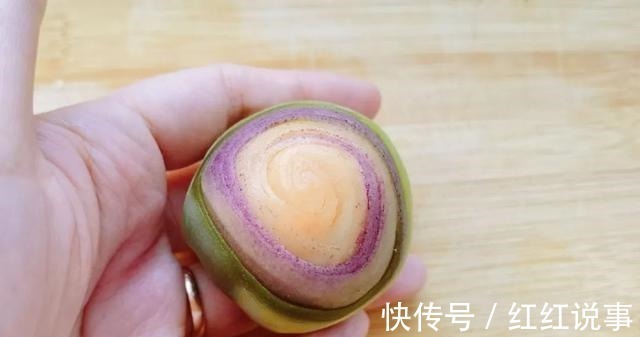 中秋来点不一样的，五彩月饼颜值高，酥软不腻味道好！