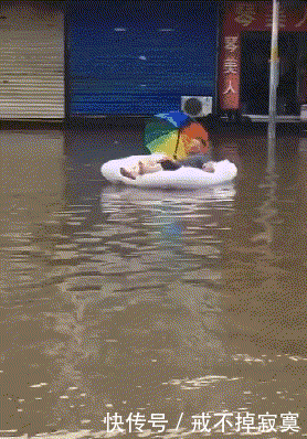 拍照|妹子，你心可真大啊，在大街上呢，那样的拍照姿势就不觉得尴尬吗