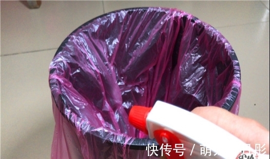 白醋倒入手心搓一搓,用途花钱都难买,不知道亏大了,学到赚到?