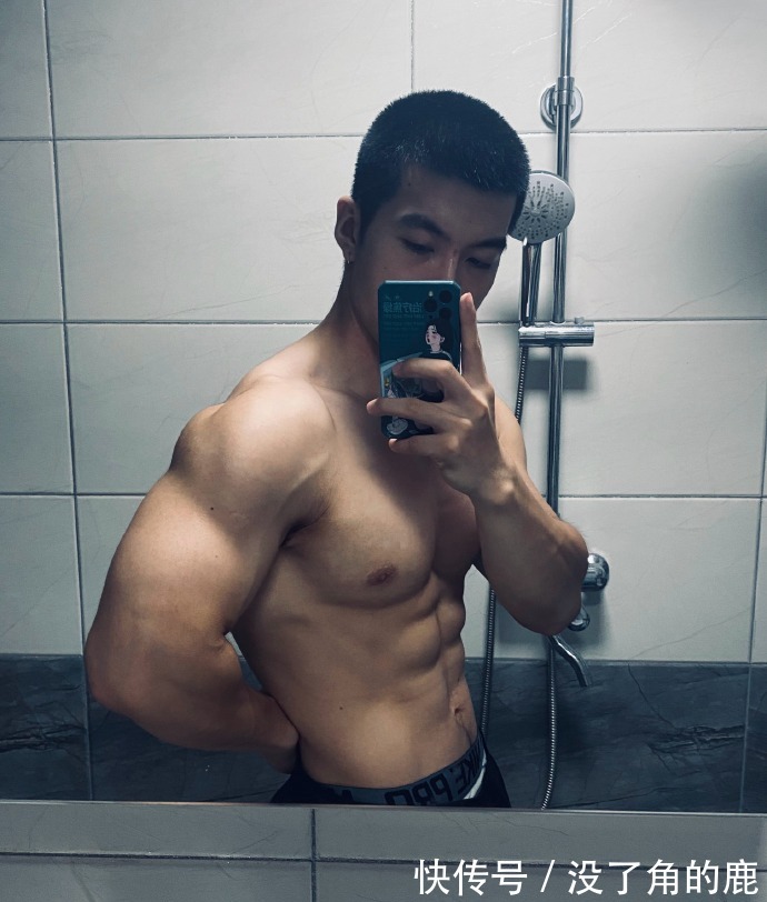麒麟臂|爱健身的90后，胸肌发达麒麟臂健壮，在健身房常丢衣服！