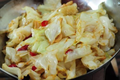 老厨子|做手撕包菜，味道要想正宗，焯水过油都不行，老厨子教你多做1步