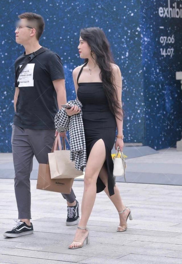 黑色吊带开叉裙格外吸引眼球，穿搭出的气质高雅，银色高跟鞋精致