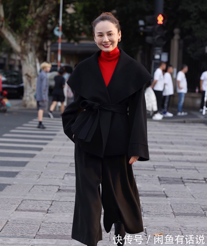 博主|为什么你穿黑大衣不好看?45岁博主的4个“配色法则”很值得借鉴