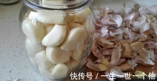 腌制|80旬奶奶腌腊八蒜有诀窍,简单3步一天就能腌出“翠绿”腊八蒜