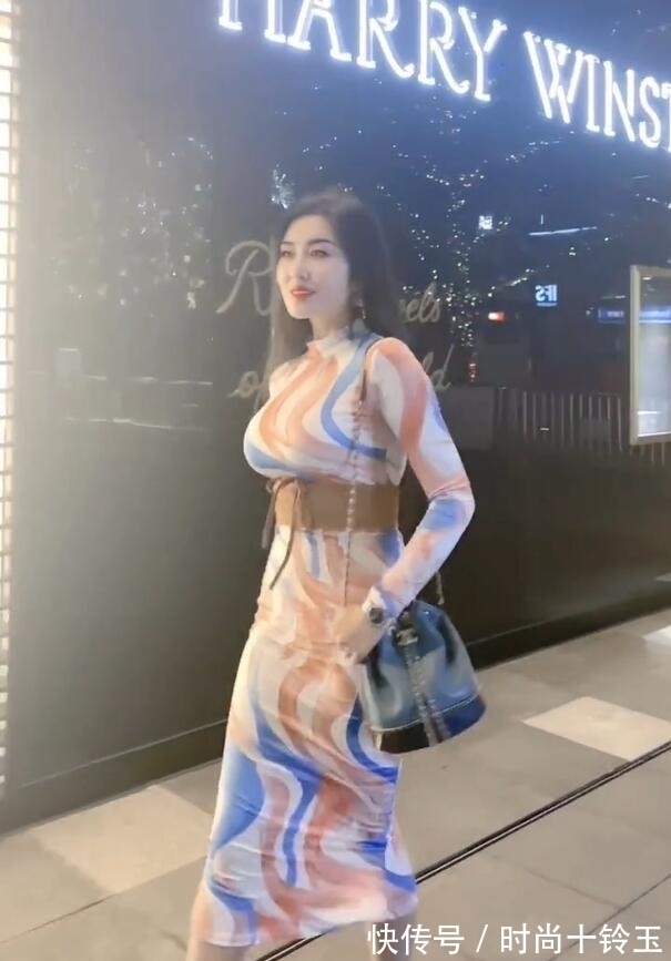 高跟鞋 贵妇穿上一步长裙,紧紧包裹,不方便也要美得优雅