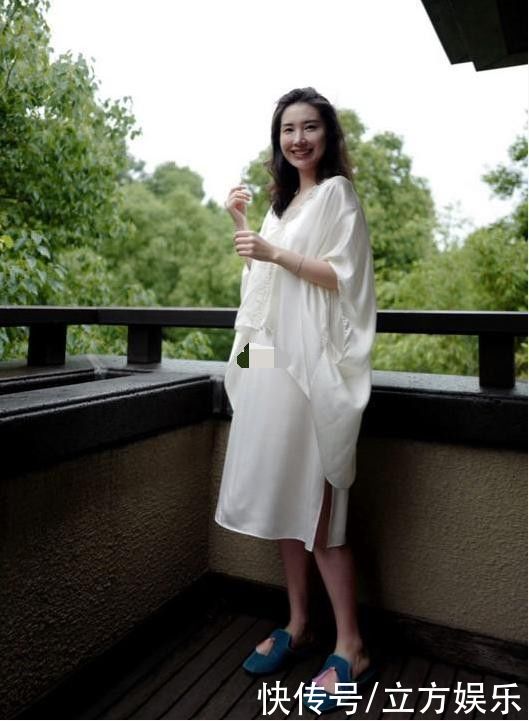 董花花|董花花晒全身护理图，肤白貌美大长腿依旧比不过隔壁单身的张大奕