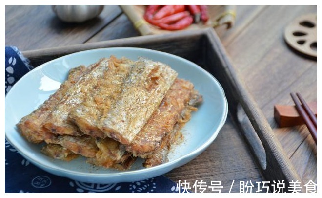 炸带鱼直接下锅炸难怪腥味重,多加这三步,带鱼不腥不腻又酥脆