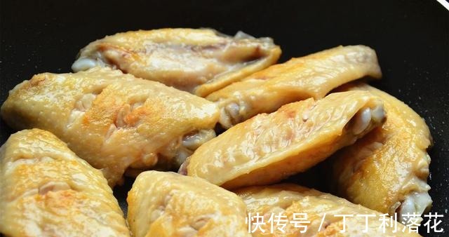不粘锅|鸡翅的经典做法,搭配可乐,简单方便,甜而不腻,好吃到嗦骨头!