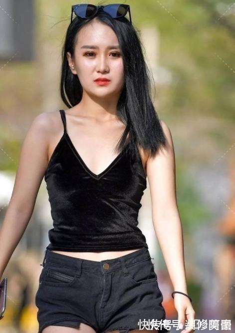 外套 黑色紧吊带搭配黑色短宽松牛仔打底裤,简洁利落,更具时尚感!