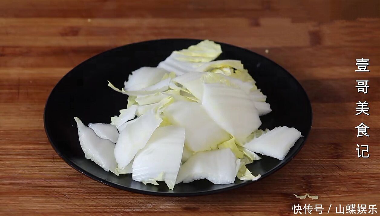 白菜里加1块豆腐，教你新做法，真是太香了，营养下饭又解馋