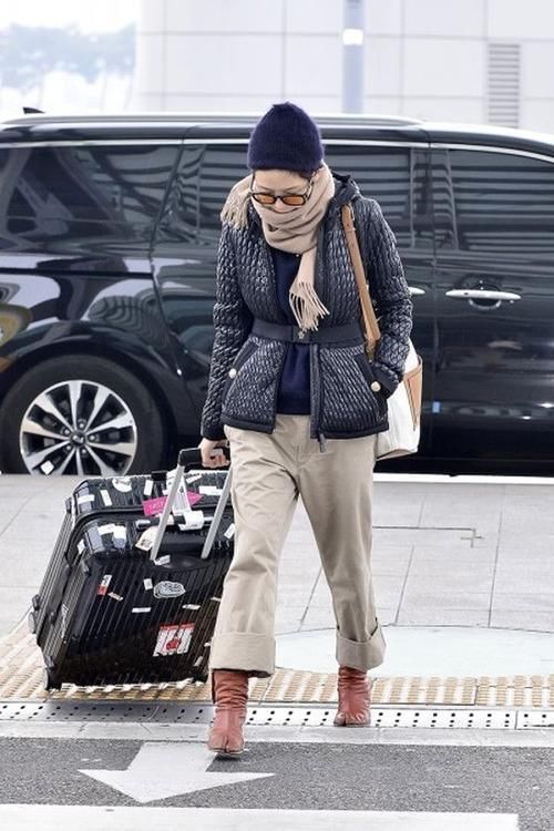 最近火了一种穿法叫“羽绒服+裸靴”，时髦又好看，小个子也合适