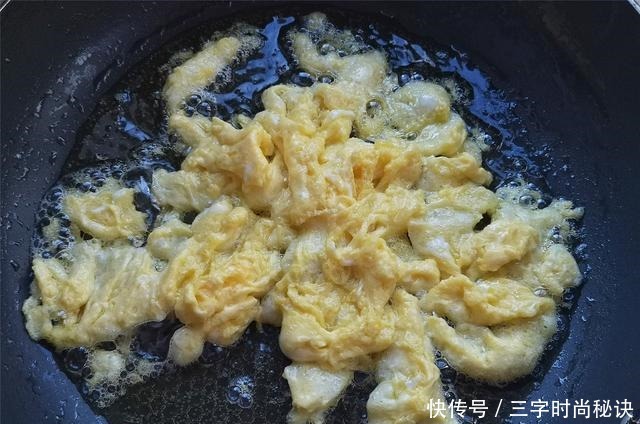 一碗炒面引发的讨论，以前这样吃很丰盛了，有肉有菜还扛饿