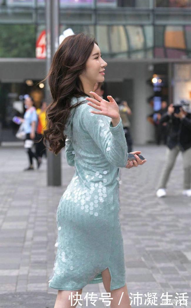 亮片连衣裙|街拍美女：亮片连衣裙搭配高跟凉鞋，让美女成为街头最耀眼的明星