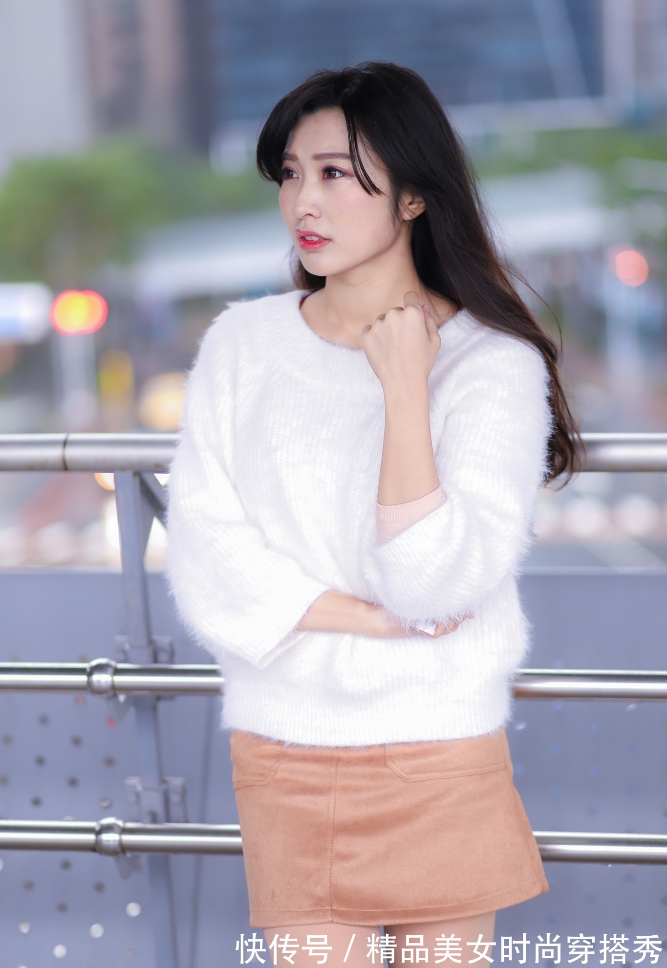 展示|美女身着米色西服短裙，搭配出精致的造型，展示出女人柔和的美