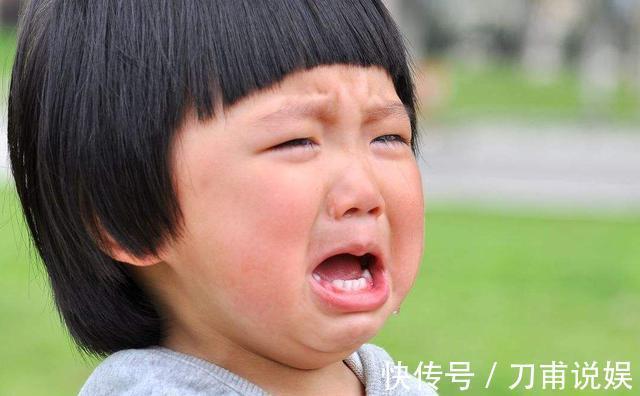 老大爷|老人扔男孩书包''强逼让座'',孩子爸爸看见按住宝宝坐好别动