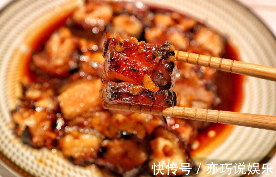 吃一次就上瘾的秘制叉烧,喷香下饭,肉质焦黄,吃起来肥而不腻