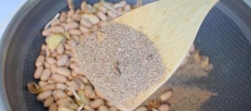 花生米不要油炸了，加1头大蒜，比水煮简单，比油炸的还好吃