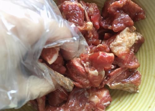 炖排骨时，千万别先下锅焯水，学会这2招，排骨鲜嫩无腥味！