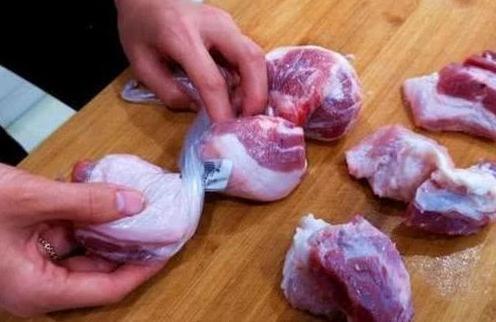冰箱里拿出的冻肉，千万不要用水泡，教你1招，吃着和新鲜肉一样
