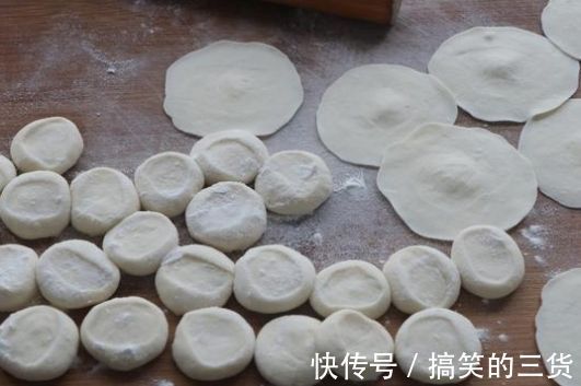 白粥|洋葱别炒着吃，教你解馋新吃法，又鲜又嫩，出锅孩子一口气吃10个