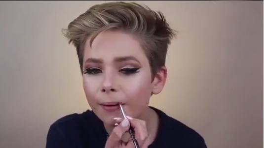 5岁小男孩模仿老妈化妆,化完后的样子无法想象,叫人傻住