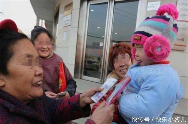 姥姥|“孙子外孙一样疼”,姥姥给两个孩子发红包,宝妈打开后很心寒