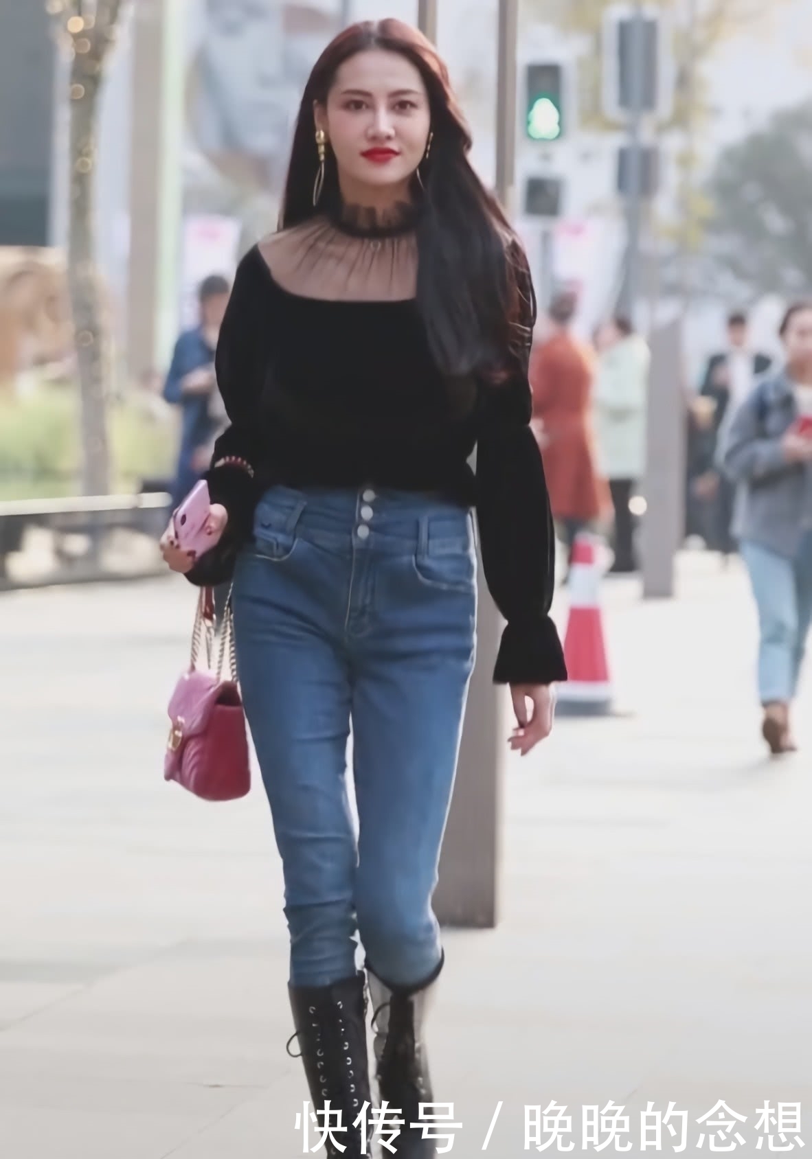 美女这“牙签腿”太牛了，烂大街的裤子也能穿出高级感，服气！