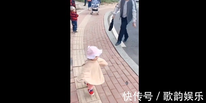 亲爱的|小萝莉接爸爸下班,可把小情人高兴坏了,下一秒跌倒爸爸心疼坏了