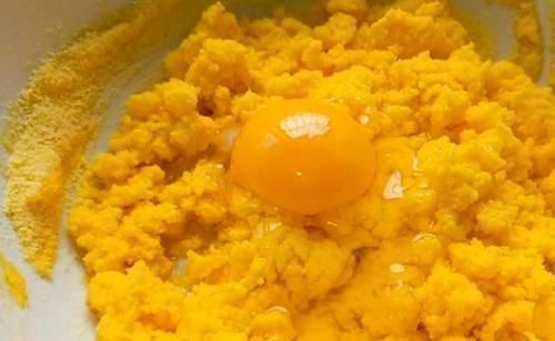  玉米面|玉米面别烙饼啦，试试这样做，3元成本做1筐，小巧迷你，比肉还香