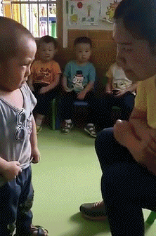 |搞笑GIF趣图:第一次去女友家,错把丈母娘当女友