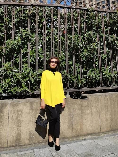 60多岁的女人，开春少穿修身裤+卫衣，九分裤+衬衫时髦又优雅