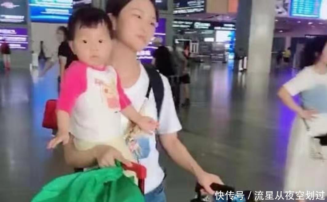坚强|“艰辛辣妈”拎着包抱着娃赶地铁走红,所谓坚强,全靠硬扛!