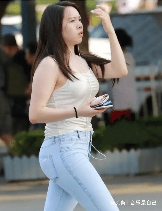 连衣裙|路人街拍,黑色丝绸上衣搭配短裙,质感十足,气质佳