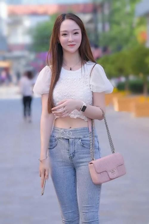 少女感|白色充满少女感的短袖上衣,搭配修身长牛仔裤,穿出魅力十足的美