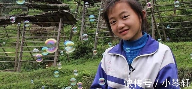 《变形计》“神仙妹妹”梁小友高二辍学后成网红,浓妆直播惹众议