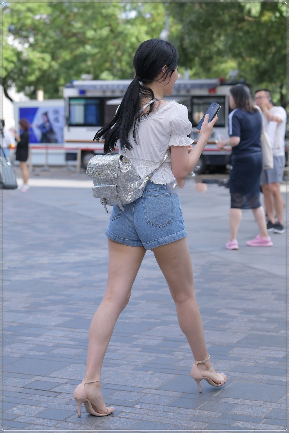  宝马|美女街拍：真正有气质的淑女，看了以后我感觉爱了，好想给她买一辆宝马开开