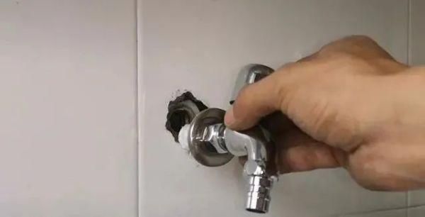 维修师傅|水龙头断在墙壁里怎么办不用花钱请维修师傅，教你妙招自己搞定