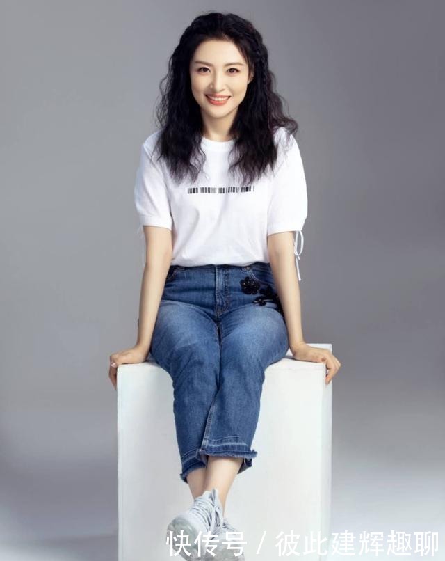 周涛都这么时髦了?绿色衬衣配伞裙,马尾用5毛钱皮筋扎出新花样