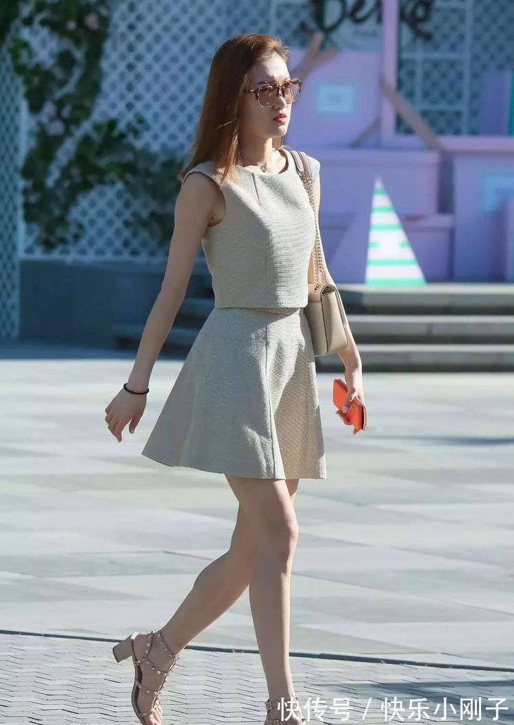 包臀裙 女神脚上搭配一双尖头高跟鞋，不管通勤还是出游穿都是非常不错的