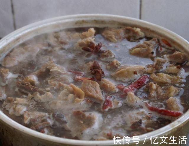 炖牛肉时，千万别着急下锅！多加这1步，软烂入味还不柴