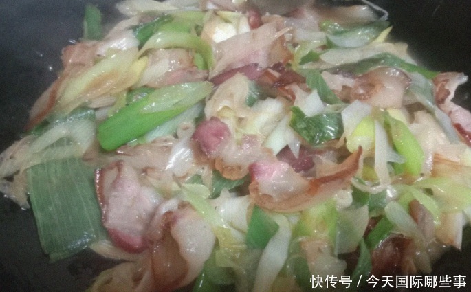香气|小伙儿晚餐在家里做一道清淡口味的大葱炒腊肉，香气满屋，吃多了