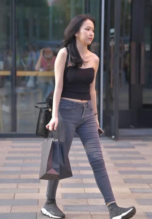 气质女生的牛仔裤穿搭,简约清爽又个性,彰显时尚品味