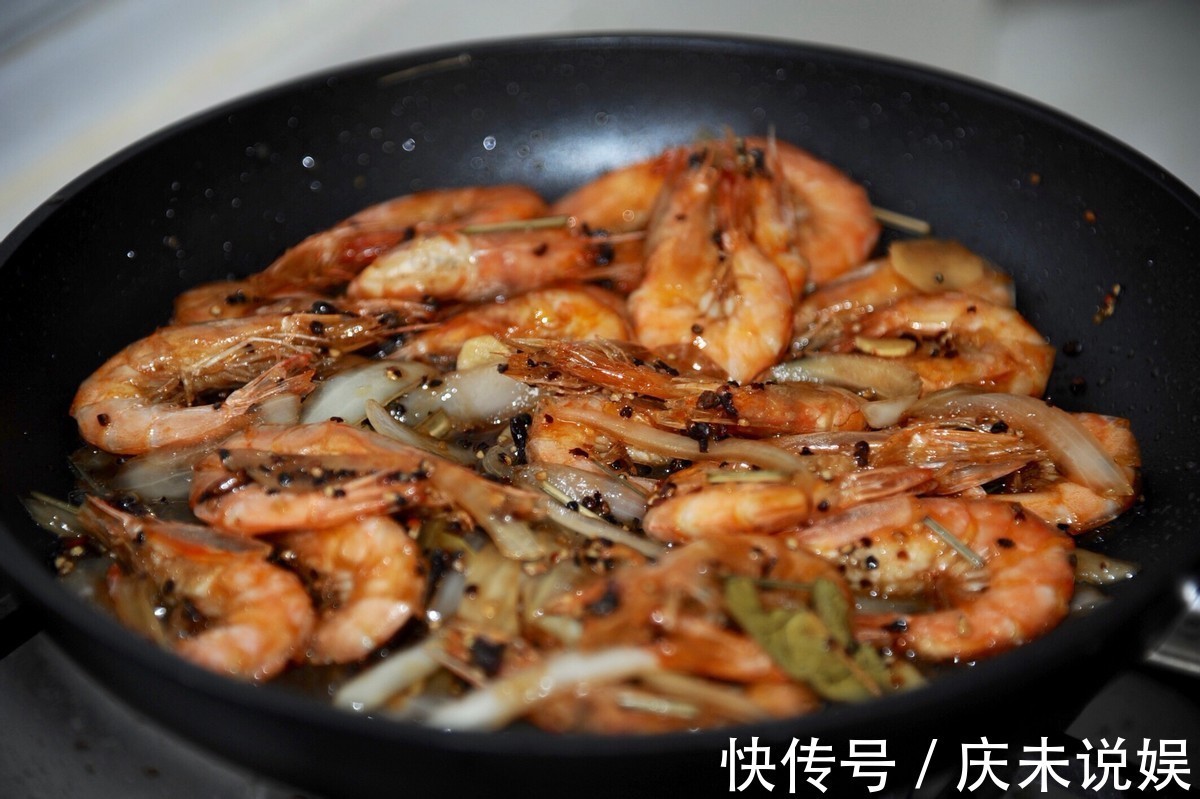 大虾好吃的做法,加入黑胡椒炖煮入味,鲜美可口,好吃到舔手指