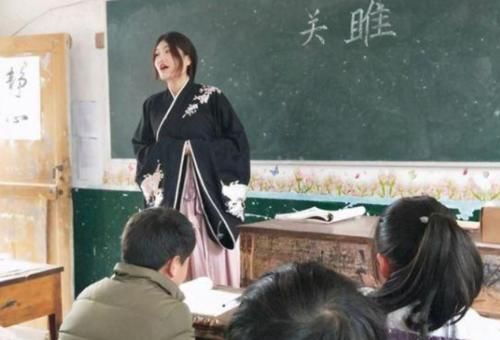 女老师穿“人体器官服”给学生上课，新鲜感十足，家长却不满质疑