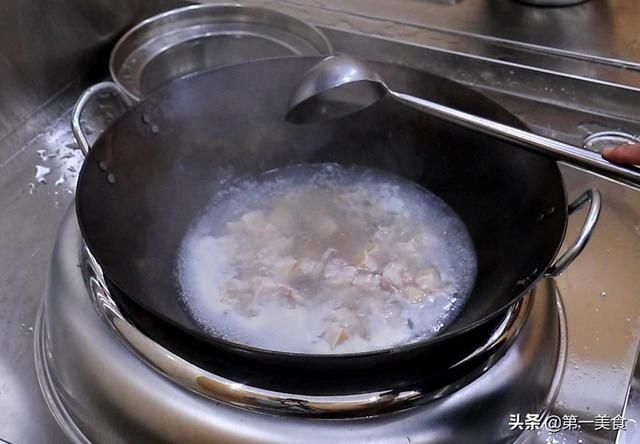 清香|五花肉别再红烧了，试试这道雪梨五花肉，肥而不腻，清香美味