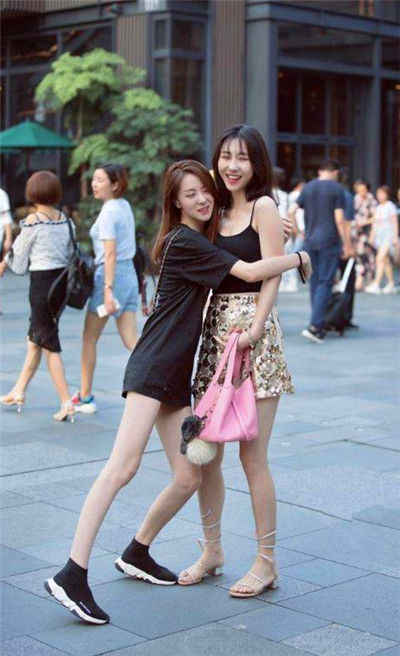 外套|酷酷的短发小姐姐，黑色长裙配黑色外套，感觉被撩到了