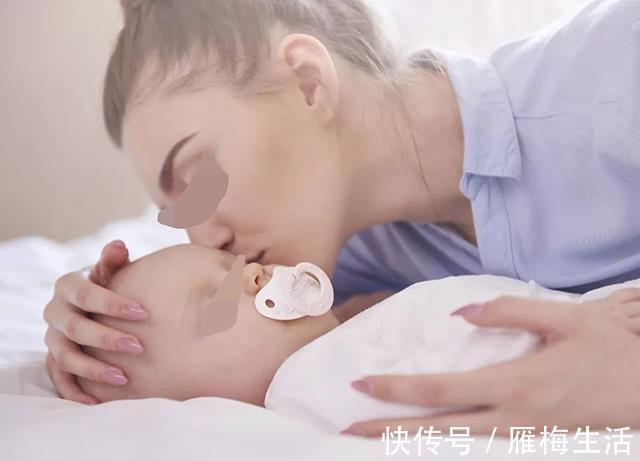 奶粉|宝宝吃母乳时三心二意,小动作还多?宝妈别生气,是他到了厌奶期