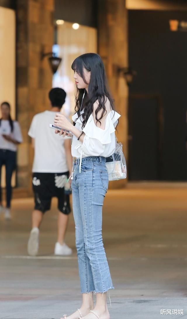 打底裤穿搭一不小心就变超模风，减龄效果相当不错，衣柜常备款