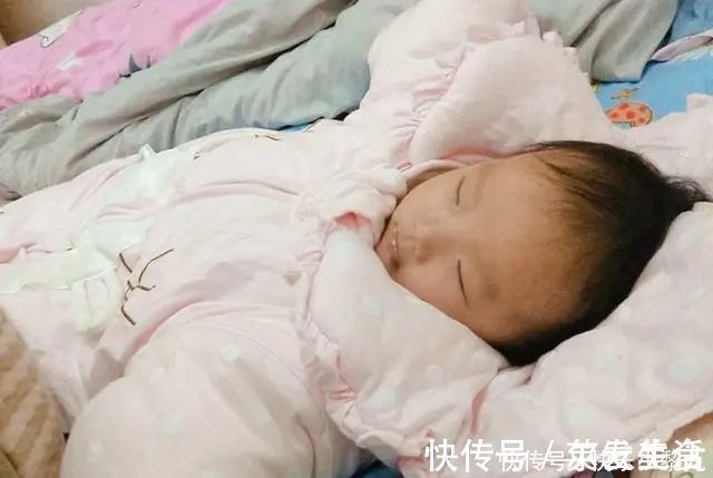 满床|宝宝睡觉总“满床滚”,可能带娃方式不太对,3个问题家长要上心