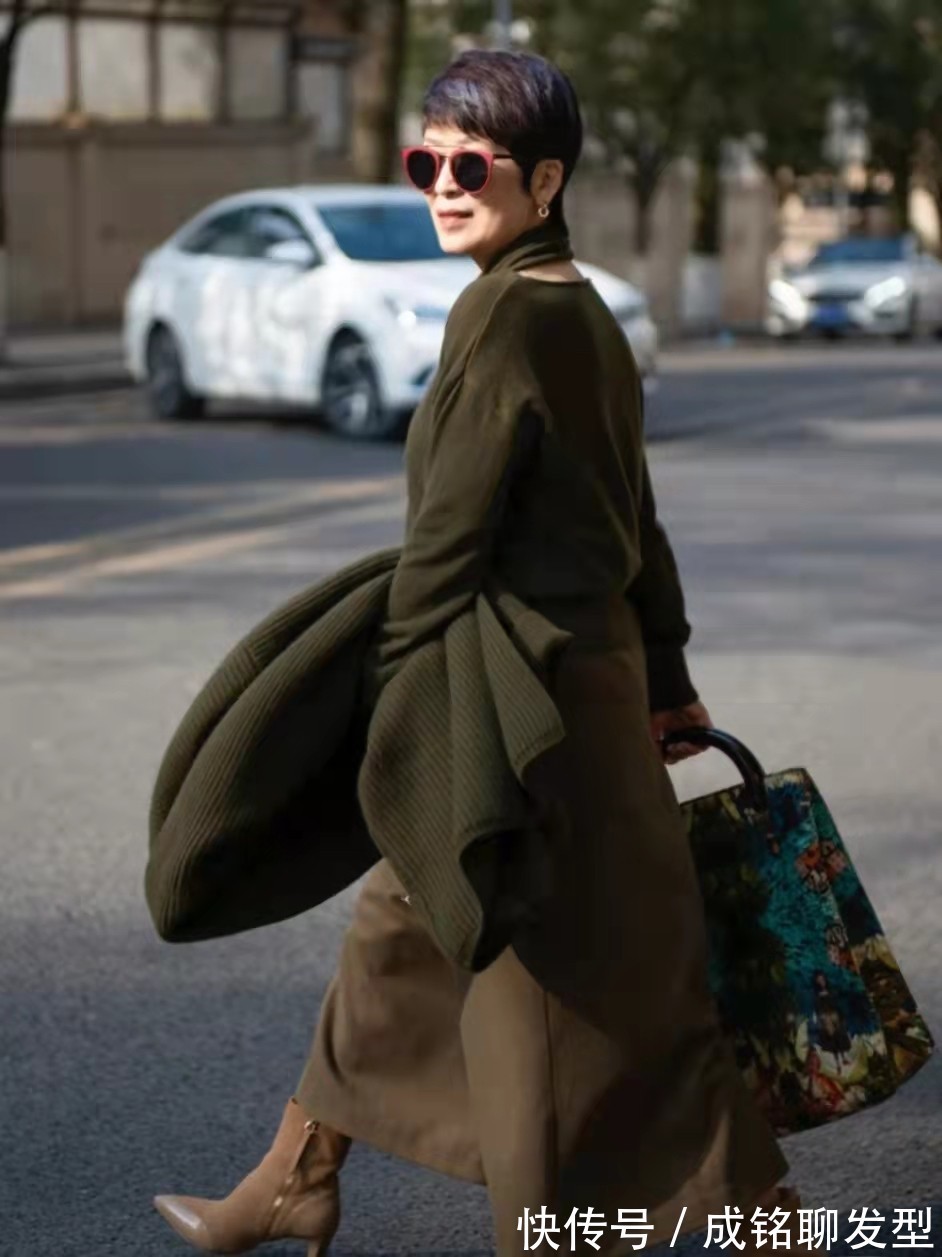 焦糖色|60岁而不老,她利落短发搭配得体穿搭,高雅时尚,看不出真实年龄